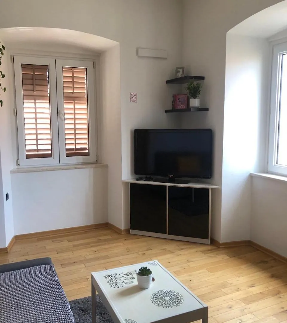 Apartment Tashi, Korzo - Rijeka, 2 Bedrooms 0*, Риека Хорватия