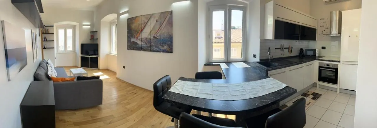 Apartment Tashi, Korzo - Rijeka, 2 Bedrooms 0*, Rijeka