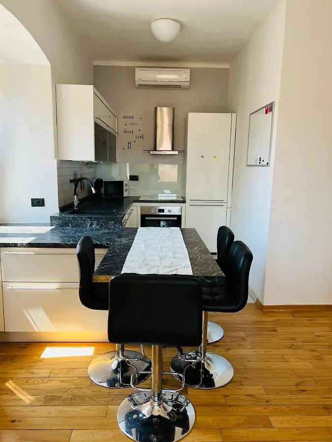 Apartment Tashi, Korzo - Rijeka, 2 Bedrooms Croatie