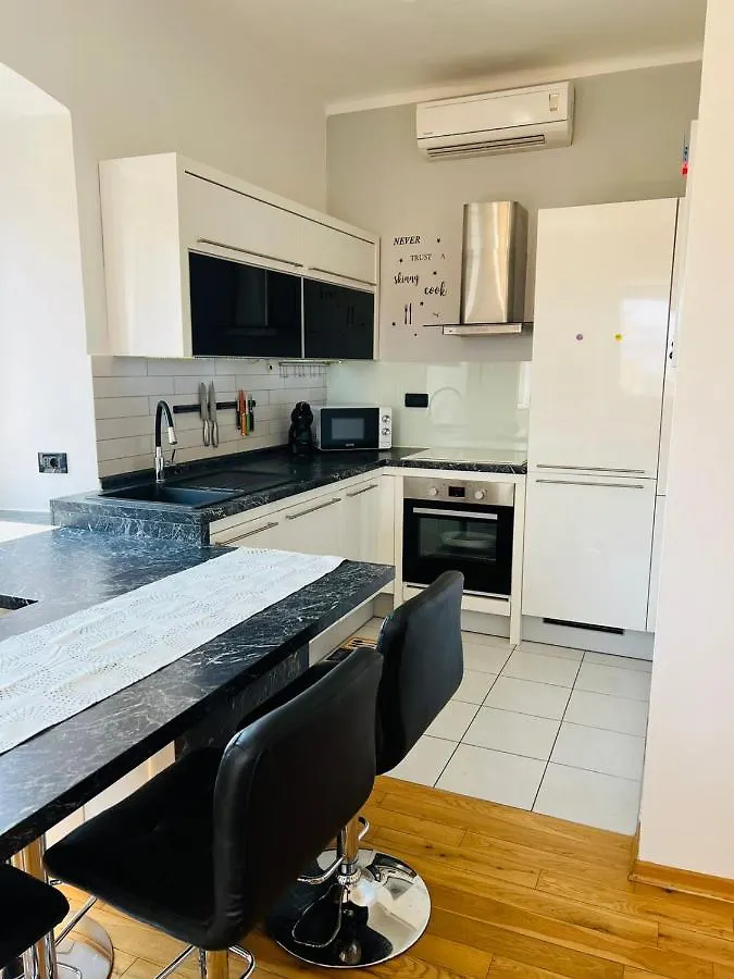 Apartment Tashi, Korzo - Rijeka, 2 Bedrooms Rijeka