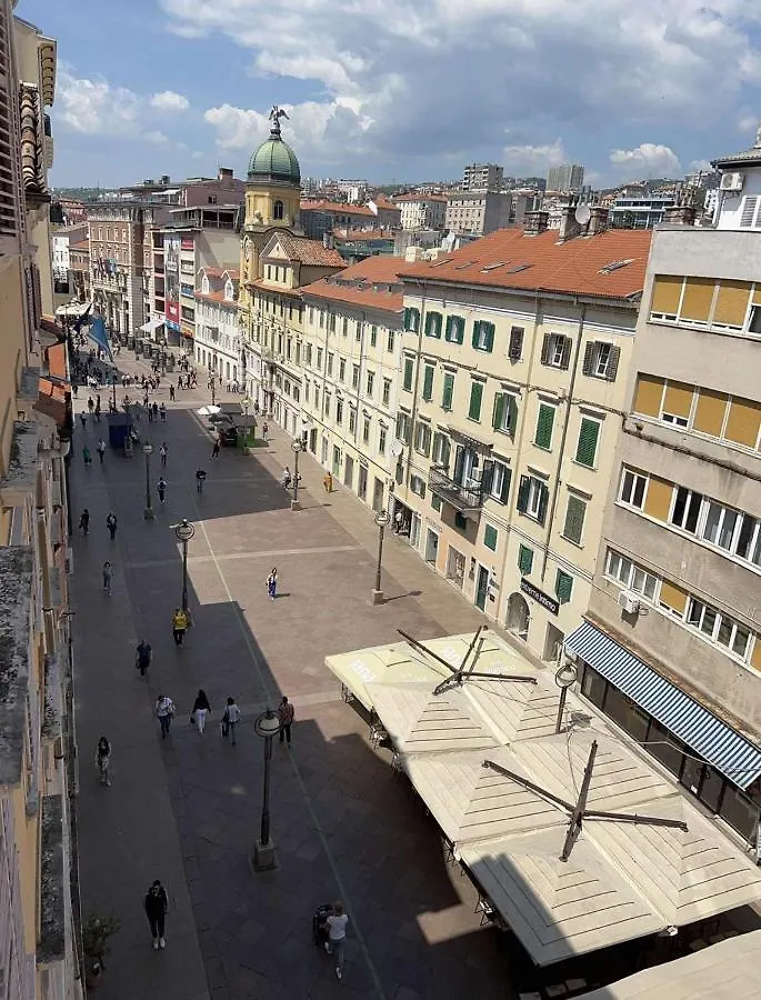 Apartment Tashi, Korzo - Rijeka, 2 Bedrooms Croatie